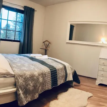 Hébergement de vacances 3 Bedrooms! House Close To Santa Village And Park *